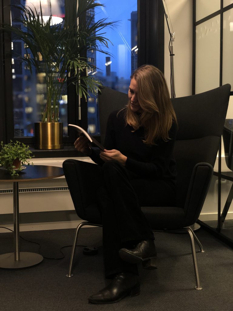 Bilde av Anna som leser Bransjerapporten 2019